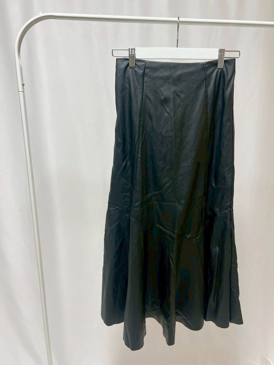 25000027レザーフレアスカート